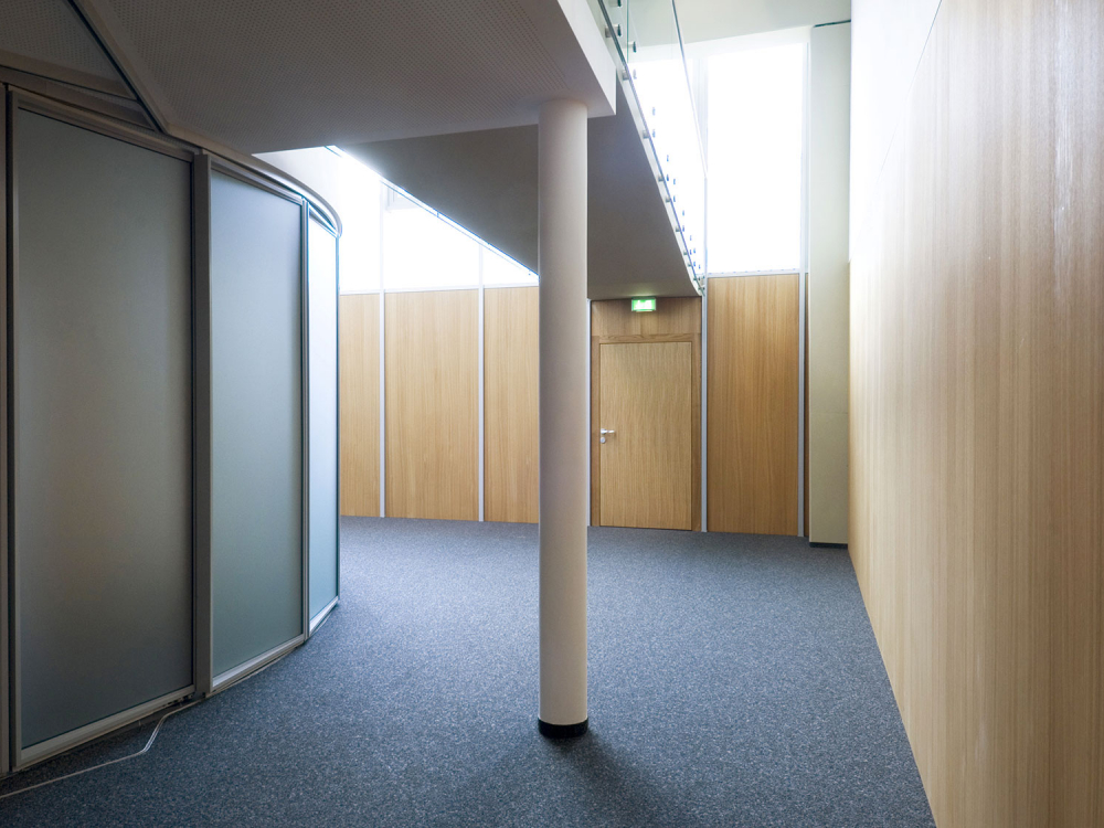 Garderobe, Brücke zum Atrium